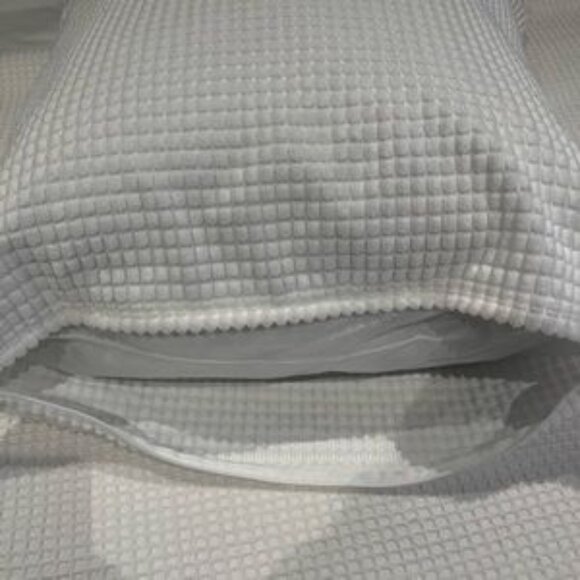 Large Brand New Waffle Pillow - Picture 5 of 5